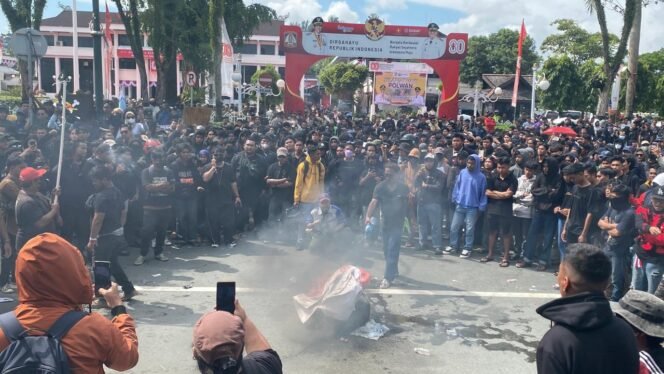
					Massa Balikpapan Bergerak (Barak) menggelar aksi di depan Gedung DPRD Balikpapan, Senin (1/9/2025), menuntut penyelesaian banjir, kelangkaan energi, hingga kenaikan Pajak Bumi dan Bangunan (PBB).