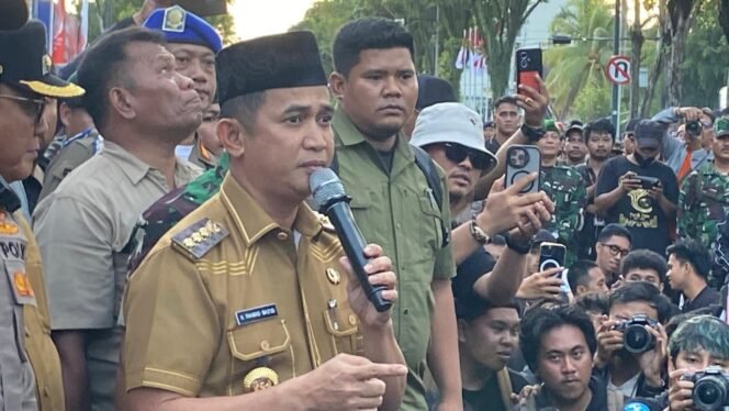 
					Di tengah aksi unjuk rasa mahasiswa dan warga yang menyoroti banjir, kelangkaan gas, jalan rusak, hingga lonjakan Pajak Bumi dan Bangunan (PBB), Wali Kota Balikpapan Rahmad Mas'ud buka suara dan menemui warga. Ia menegaskan pemerintah kota tidak pernah menaikkan tarif PBB seperti yang massa keluhkan dalam aksi di DPRD Balikpapan, Senin (1/9/2025).