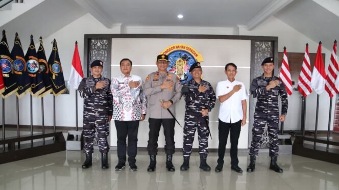 
					Kepala Kepolisian Daerah Kalimantan Utara Brigjen Pol. Djati Wiyoto Abadhy S.I.K., melakukan kunjungan kerja perdana ke Komando Daerah Angkatan Laut (Kodaeral) XIII Tarakan pada Selasa, 2 September 2025