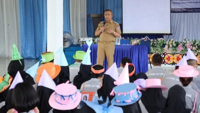 
					Wali Kota Tarakan, dr. H. Khairul, M.Kes., memberikan paparan pada kegiatan PKKMB Politeknik Kaltara Tahun 2025.