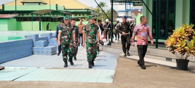 
					Kunjungan Kerja  Komandan Korem (Danrem) 092/Maharajalila, Brigjen TNI Mohammad Sjahroni.ke Koidm  0903/Bulungan,Selasa (2/10/25)