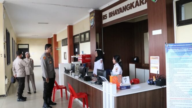 
					Kepala Kepolisian Daerah Kalimantan Utara Brigjen Pol. Djati Wiyoto Abadhy S.I.K didampingi Kabid Humas Polda Kaltara Kombes Pol. Budi Rachmat S.I.K., M.Si, melaksanakan kunjungan kerja perdana ke Rumah Sakit (RS) Bhayangkara Tarakan pada Selasa (02/09/2025).