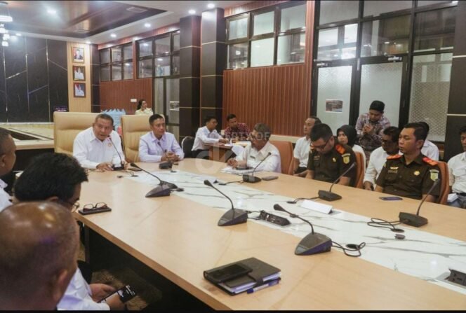 
					Asisten Perdata dan TUN Kejati Kaltara, Okto Rikardo, memaparkan peran Jaksa dalam pendampingan hukum pemerintah daerah kepada jajaran Pemkab Bulungan.
