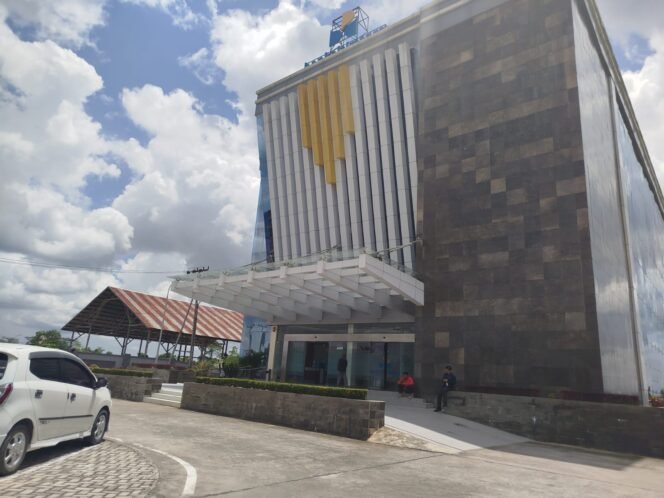 
					Salah satu kantor cabang Bankaltimtara yang disita dokumen sebagai bagian penyidikan kasus kredit fiktif senilai Rp275,2 miliar.