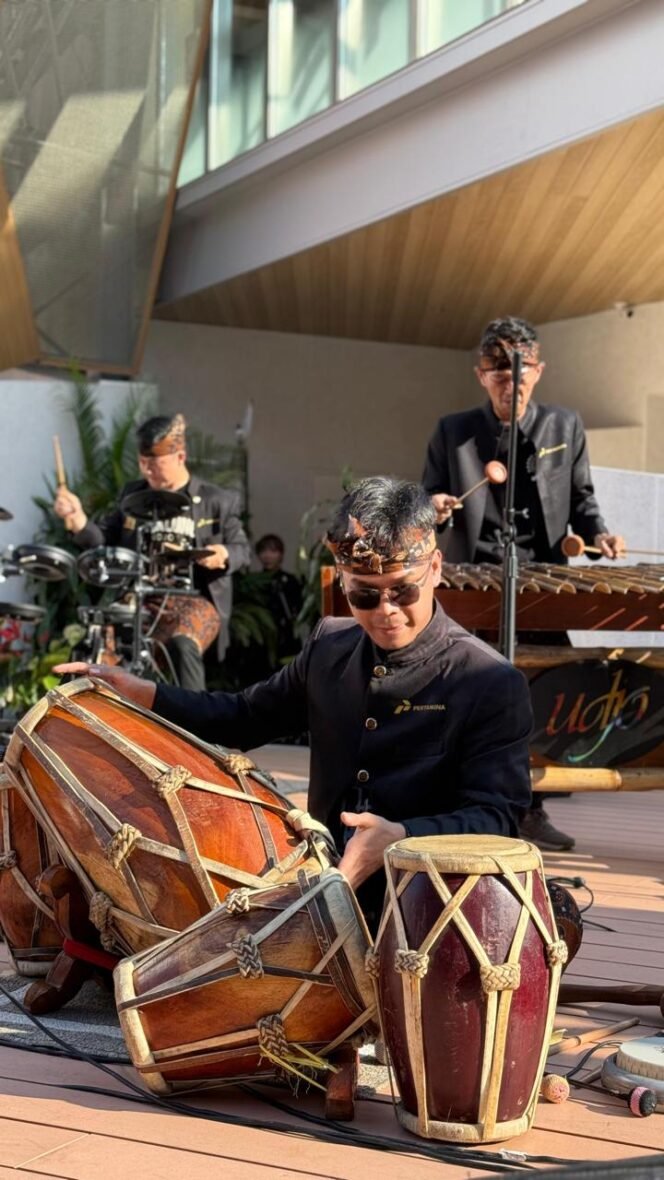 
					Pertamina Patra Niaga menghadirkan harmoni angklung ke panggung dunia melalui Program TJSL Pelestarian Budaya.