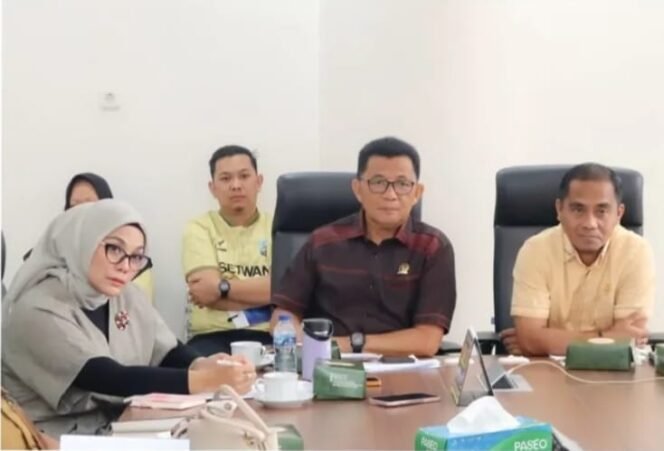 
					Wakil Ketua DPRD Kaltara H. Muhammad Nasir memimpin rapat dengar pendapat bersama PTA Kaltara dan Pemprov Kaltara terkait isu perlindungan perempuan dan anak.
