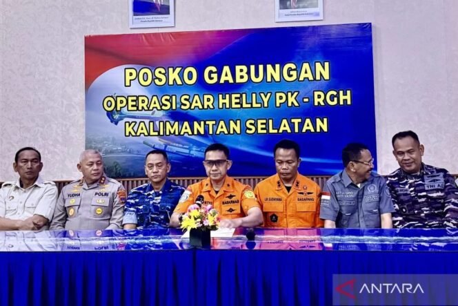 
					Direktur Operasi Basarnas Laksamana Pertama TNI Yudhi Bramantyo (tengah) memberikan keterangan dalam konferensi pers usai helikopter hilang kontak berhasil ditemukan di kawasan hutan, di Banjarbaru, Kalimantan Selatan, Rabu (3/9/2025) malam. ANTARA