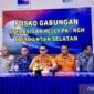 Direktur Operasi Basarnas Laksamana Pertama TNI Yudhi Bramantyo (tengah) memberikan keterangan dalam konferensi pers usai helikopter hilang kontak berhasil ditemukan di kawasan hutan, di Banjarbaru, Kalimantan Selatan, Rabu (3/9/2025) malam. ANTARA
