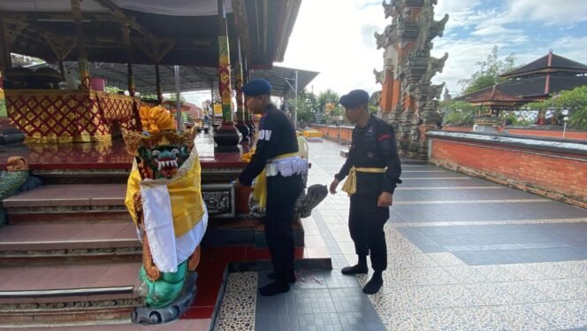 
					Dalam rangka memperingati Hari Ulang Tahun Pelopor ke-66 tahun 2025, personel Batalyon A Pelopor Satuan Brimob Polda Kaltim melaksanakan kegiatan karya bakti di Pura Giri Jaya Natha, yang berlokasi di Jalan R.E. Martadinata, Balikpapan, pada Rabu (3/9/2025).