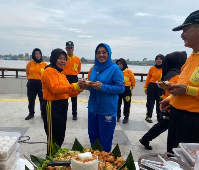 
					Peringatan HUT ke-3 Ling Tien Kung Kabupaten Berau berlangsung semarak di kawasan Tepian Ahmad Yani, Jumat (5/9/2025). Acara diisi dengan senam bersama ratusan peserta lansia dan pra lansia, tasyakuran, serta pemotongan tumpeng