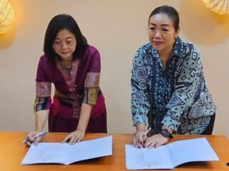 Kepala Dinas Pemuda, Olahraga, dan Pariwisata Balikpapan, Ratih Kusuma, saat menandatangani perjanjian kerja sama dengan panitia Pemilihan Duta Wisata Nasional 2025, menegaskan kesiapan kota sebagai tuan rumah.