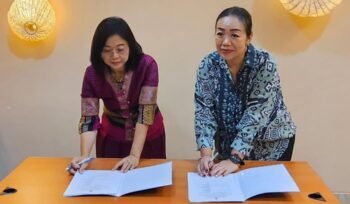 Kepala Dinas Pemuda, Olahraga, dan Pariwisata Balikpapan, Ratih Kusuma, saat menandatangani perjanjian kerja sama dengan panitia Pemilihan Duta Wisata Nasional 2025, menegaskan kesiapan kota sebagai tuan rumah.