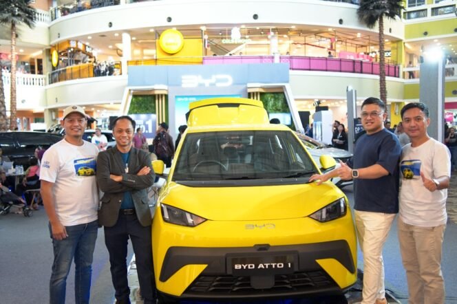 
					Peluncuran kendaraan listrik terbaru BYD ATTO 1 di Balikpapan, Sabtu (6/9)