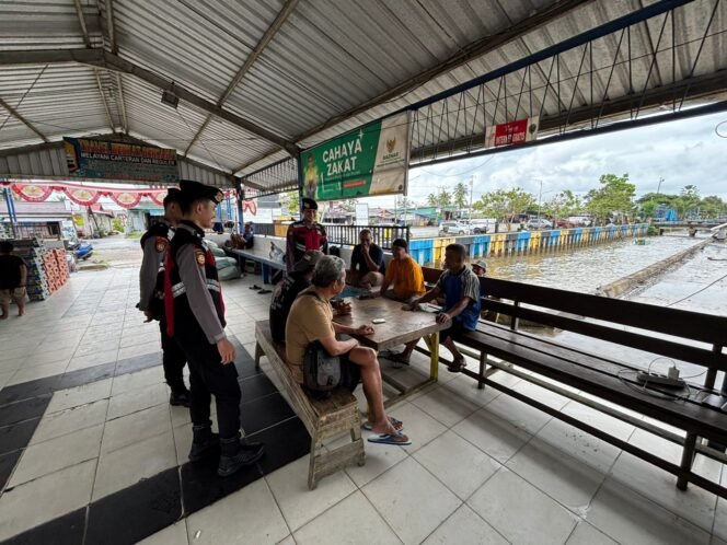 
					Personel Sat Samapta Polresta Bulungan saat melaksanakan patroli di kawasan Pelabuhan Kulteka, Senin (8/9/2025).