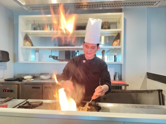 
					Bisnis kuliner belakangan makin berkembang. Berbagai macam teknik dan gaya masakan baru dikembangkan, seperti di Swissbell Hotel Balikpapan. Mengusung cara memasak Teppanyaki ala Jepang yang mempertunjukan memasak langsung di depan pelanggan.