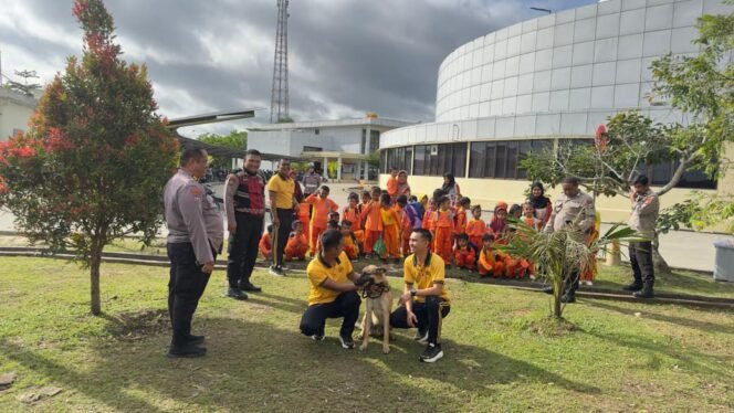 
					Suasana hangat dan penuh semangat menyelimuti Mako Polda Kalimantan Utara saat Ditsamapta Polda Kaltara menerima kunjungan dari anak-anak PAUD KB Damai Rahayu. Kegiatan ini menjadi bagian dari edukasi dini yang bertujuan mengenalkan profesi kepolisian secara positif dan menyenangkan kepada generasi dini. Jum’at (12/09/2025)