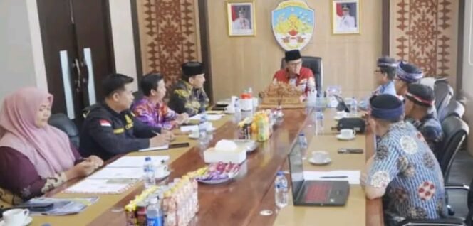 
					Bupati Tana Tidung, Ibrahim Ali, menerima kunjungan jajaran DP3KB Provinsi Kaltara di ruang rapat bupati.
