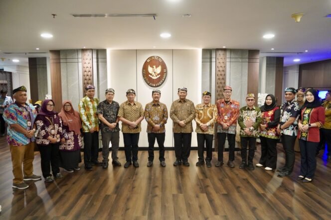 
					AUDIENSI : Wagub Kaltara, Ingkong Ala, SE., M.Si didampingi Anggota Komisi IV DPR RI, Hasan Saleh beraudiensi dengan Menteri KKP, Sakti Wahyu Trenggono di Gedung KKP, Jumat (12/9) lalu. 
