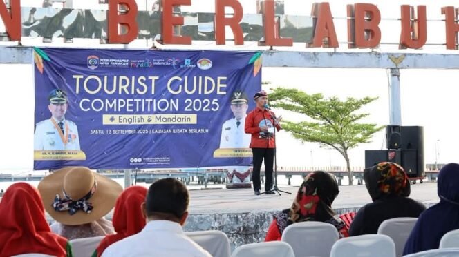 
					Wali Kota Tarakan, dr. H. Khairul, M.Kes., saat memberikan apresiasi pada kegiatan Lomba Guide Bahasa Mandarin dan English di Kawasan Wisata Taman Berlabuh, Sabtu (13/9/2025).