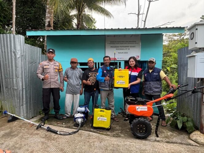 
					PT Pertamina Patra Niaga Regional Kalimantan melalui Aviation Fuel Terminal (AFT) Sepinggan menyalurkan bantuan alat pertanian kepada Kelompok Tani Hidayah, binaan program CSR TALISERA (Tani Lestari dari Sampah untuk Energi dan Pangan Keluarga).