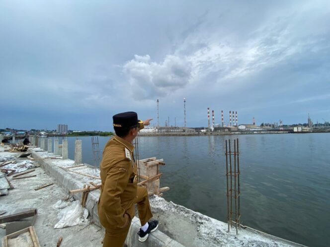 
					Wali Kota Balikpapan Rahmad Mas’ud meninjau pembangunan jembatan kampung atas air di Balikpapan Barat, Senin (15/9/2025).