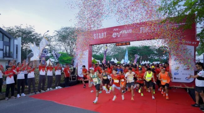 Suasana penuh semangat tampak di kawasan Grand City, Balikpapan, pada Minggu (14/9). Ribuan masyarakat berkumpul untuk mengikuti Electric Vibes Run 2025 (EV Run),
