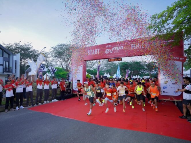 
					Suasana penuh semangat tampak di kawasan Grand City, Balikpapan, pada Minggu (14/9). Ribuan masyarakat berkumpul untuk mengikuti Electric Vibes Run 2025 (EV Run),