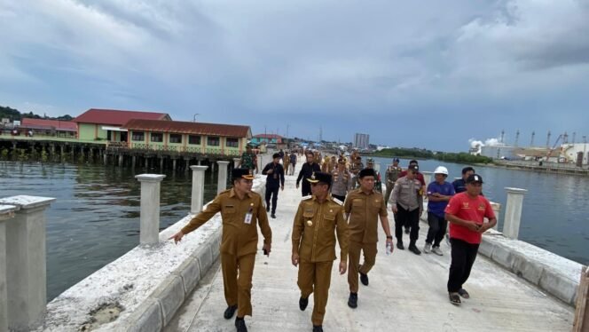 
					Wali Kota Balikpapan Rahmad Mas’ud meninjau pembangunan jembatan kampung atas air di Balikpapan Barat, Senin (15/9/2025).
