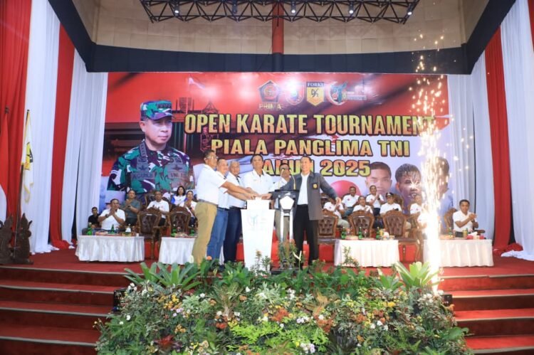 Wakil Panglima TNI Resmi Tutup Open Karate Tournament Piala Panglima TNI 2025