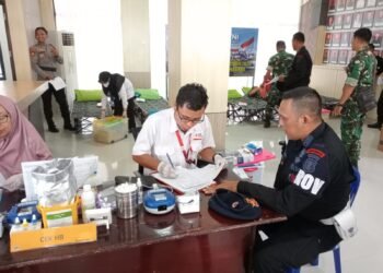 Personel Batalyon B Pelopor Satbrimob Polda Kaltim Ikuti Donor Darah Sambut HUT TNI Ke-80