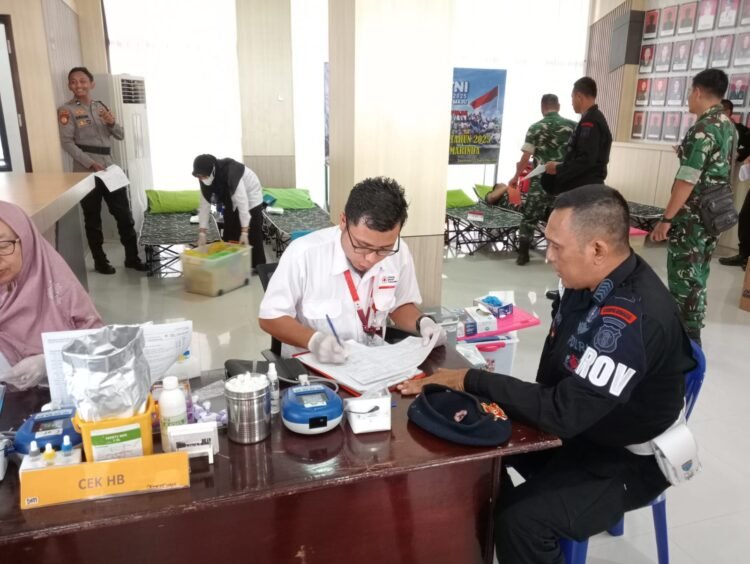 Personel Batalyon B Pelopor Satbrimob Polda Kaltim Ikuti Donor Darah Sambut HUT TNI Ke-80