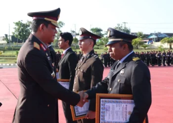 Kapolda Kaltara Berikan Penghargaan kepada Personel dan Warga Sipil Berprestasi