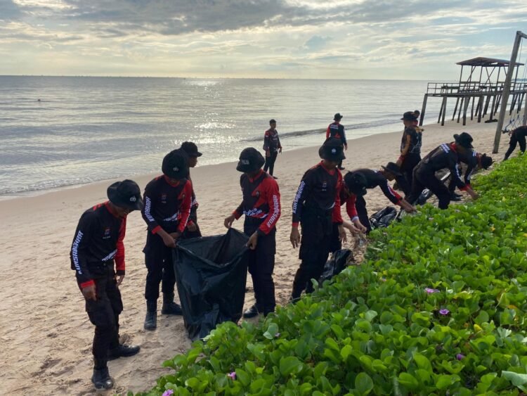 Bintara Remaja AK 52/56 Polda Kaltara Gelar Bakti Sosial Bersihkan Pantai Mudani