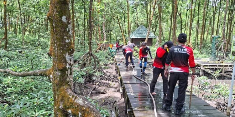 KPH Tarakan Bersih-Bersih KKMB
