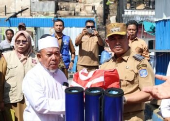 Wujud Tanggung Jawab Pemkot, Walikota Serahkan Bantuan kepada Korban Kebakaran di Sebengkok