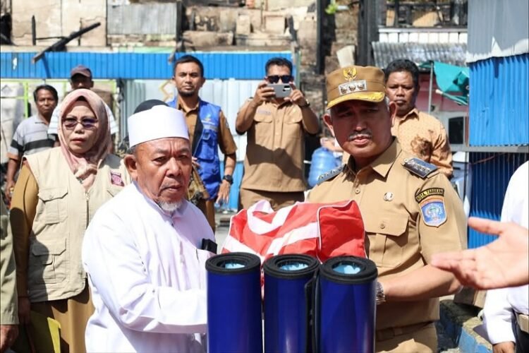 Wujud Tanggung Jawab Pemkot, Walikota Serahkan Bantuan kepada Korban Kebakaran di Sebengkok