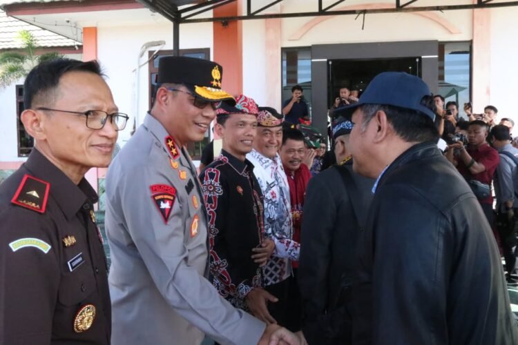 Kapolda Kaltara Hadiri Penjemputan Rombongan Komisi II DPR RI Di Bandara Juwata Tarakan