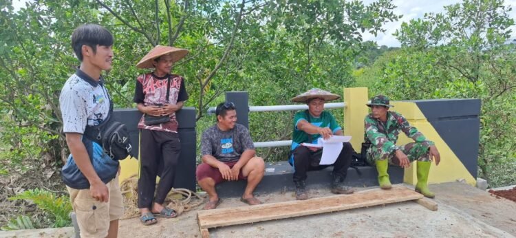 Hangat dan Akrab, Satgas TMMD Tana Tidung Bercengkrama dengan Warga di Tengah Pekerjaan Jalan