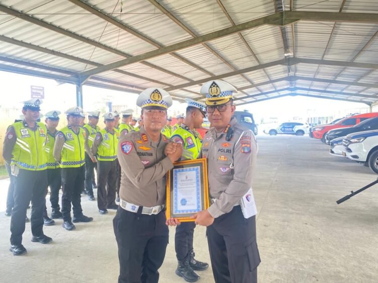 Dirlantas Polda Kaltara Berikan Penghargaan kepada Personel Berprestasi dalam Menjaga Kamtibmas