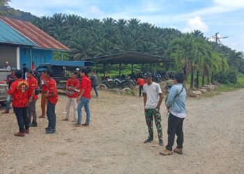 Didampingi Pasukan Merah, Warga Desa Bandan Bikis dan Buong Baru Tuntut Hak Kebun Plasma