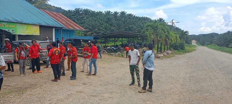 Didampingi Pasukan Merah, Warga Desa Bandan Bikis dan Buong Baru Tuntut Hak Kebun Plasma