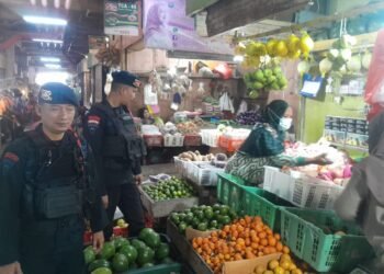 Brimob Kaltim Sambangi Pasar Tradisional, Ajak Pedagang Jaga Kamtibmas
