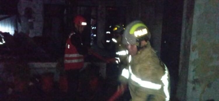 Brimob Kaltim dan Damkar Sinergi Padamkan Kebakaran Hebat di Sepinggan Balikpapan Selatan