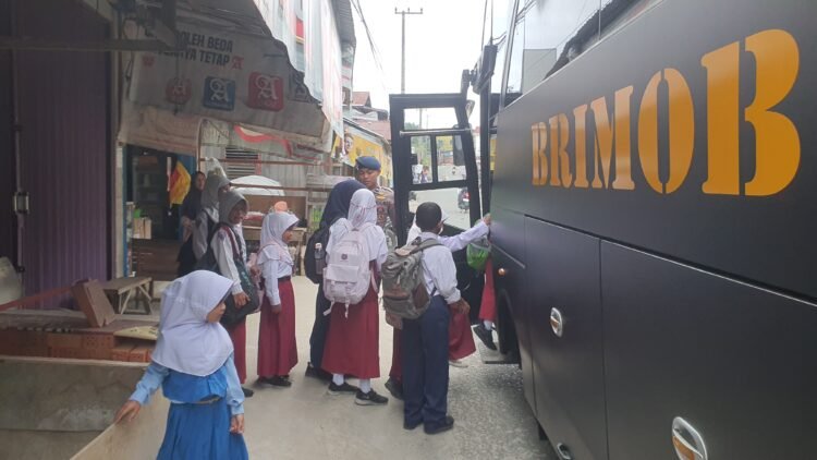 Bus Sekolah Gratis Brimob Polda Kaltim Disambut Antusias, Sepekan Berjalan Positif