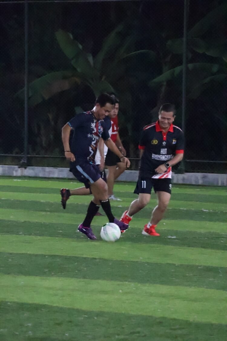 Kick Off Silaturahmi: Humas Polda Kaltara vs Wartawan Jalin Kebersamaan di Lapangan Breezy