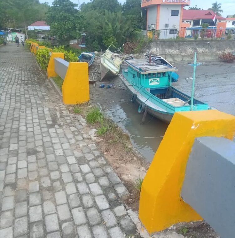 DLH Tarakan Tegaskan Larangan Penambatan Kapal di Pagar Taman Berlabuh Lingkas Ujung