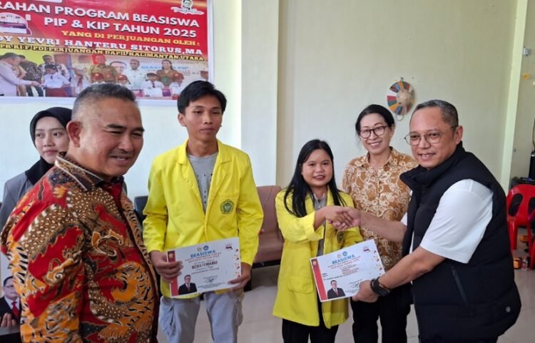 Deddy Sitorus Salurkan Ratusan Beasiswa PIP dan KIP di Tarakan, Tekankan Pentingnya Pendidikan sebagai Tangga Kehidupan