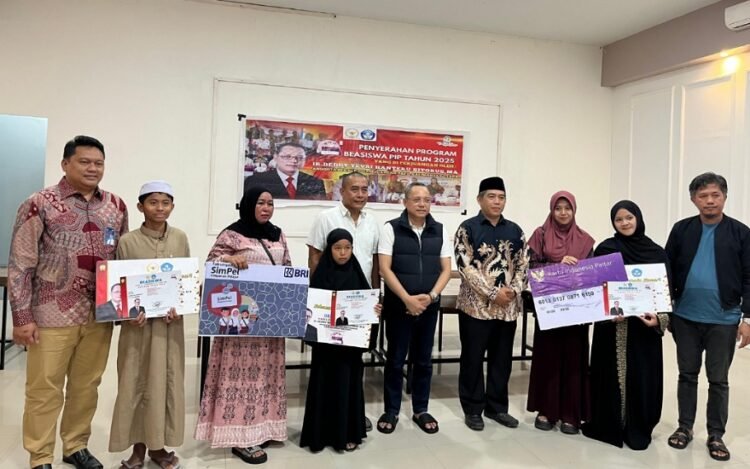 Deddy Sitorus Bagi PIP di Nunukan