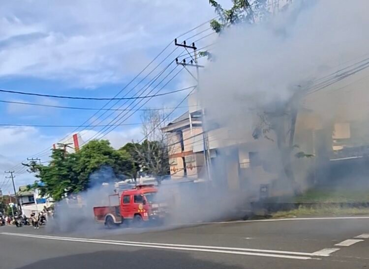 Mobil PMK Keluarkan Asap Tebal di Jenderal Sudirman, Dikira Kebakaran