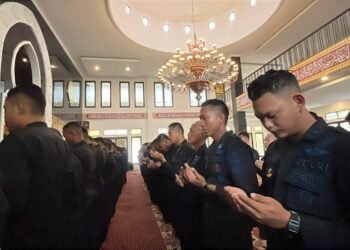 Batalyon A Brimob Kltim Gelar Sholat Ghoib Serta Doa Bersama Untuk Korban Banjir dan Tanah Longsor Sumatera